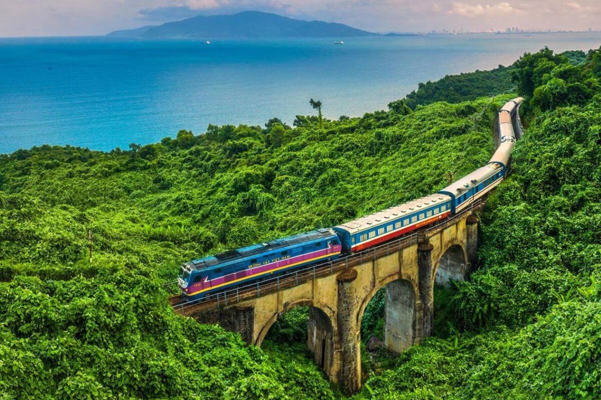 scenic train route through Hai Van Pass to Da Nang