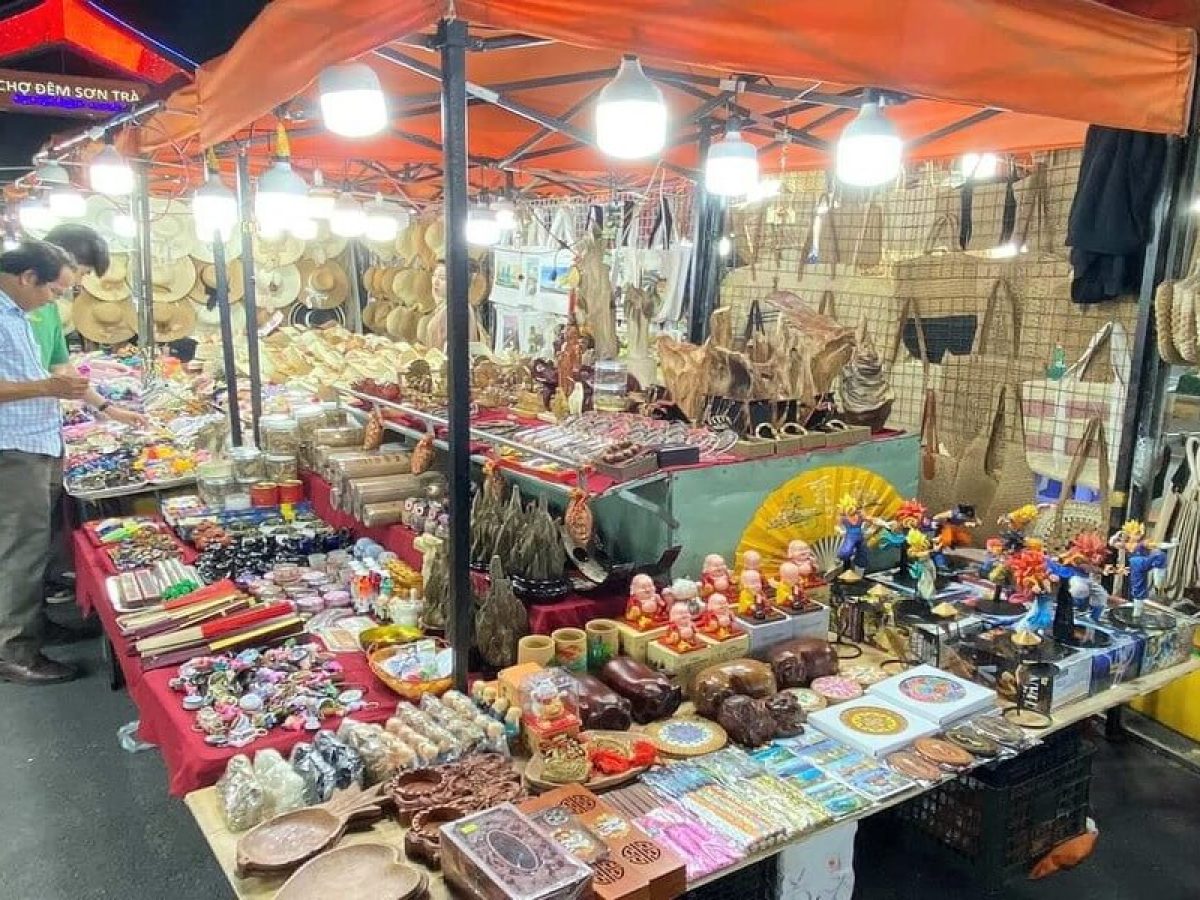a souvenirs shop in Danang night market