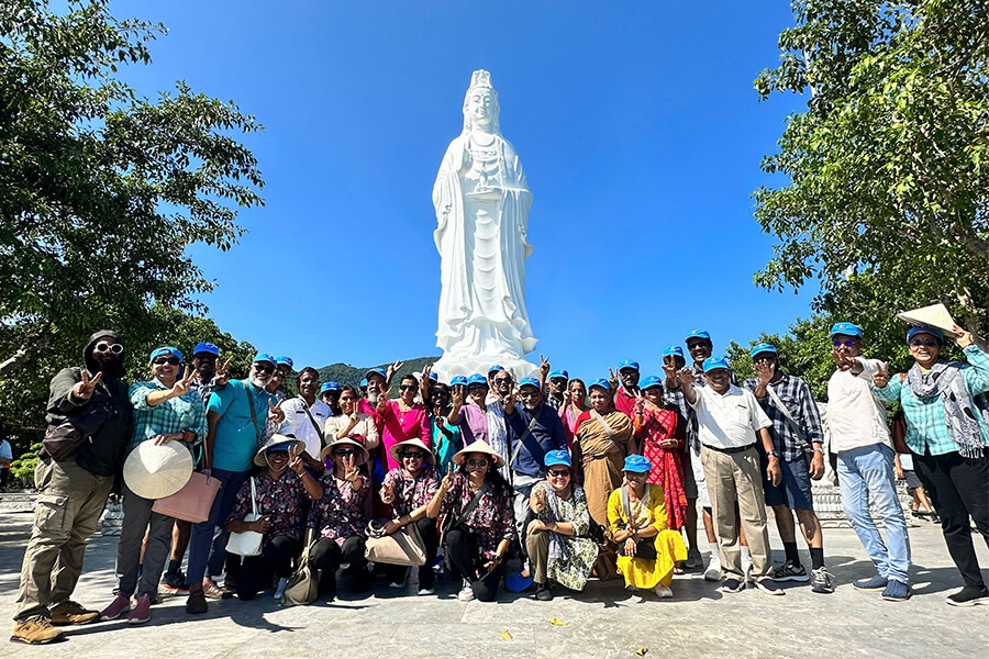 Family-enjoying-their-holiday-with-professional-Danang-tour-operators.jpg