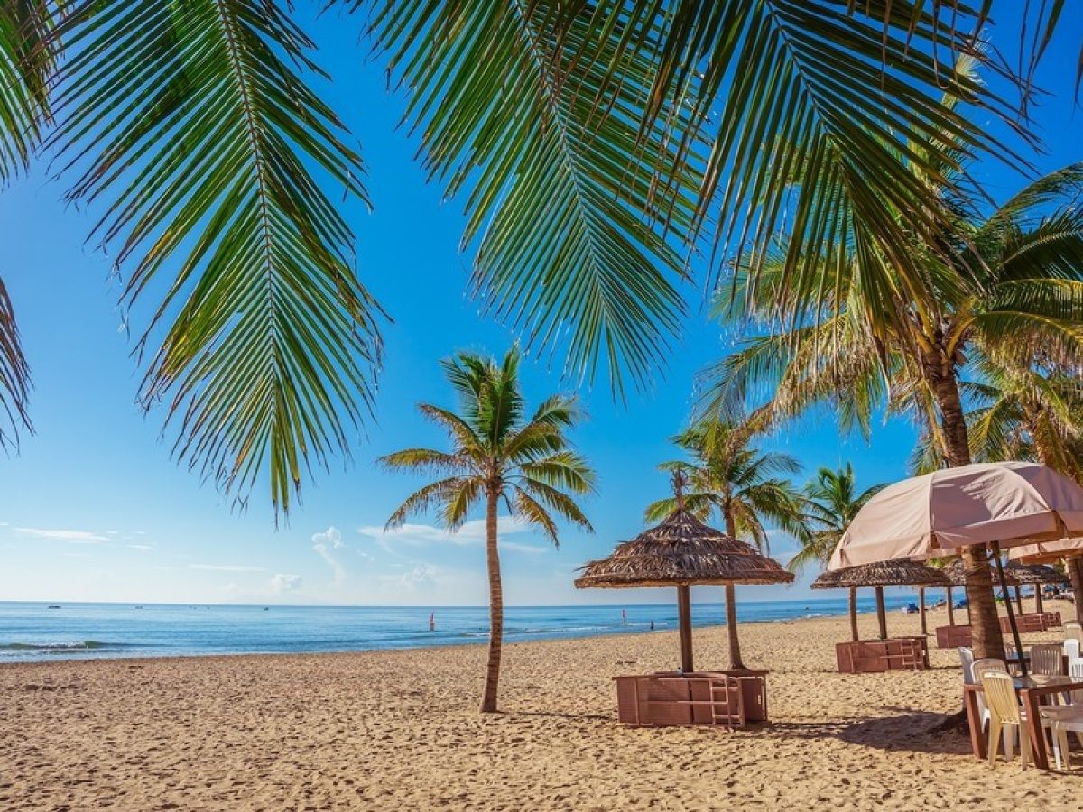 the horizon of My Khe beach