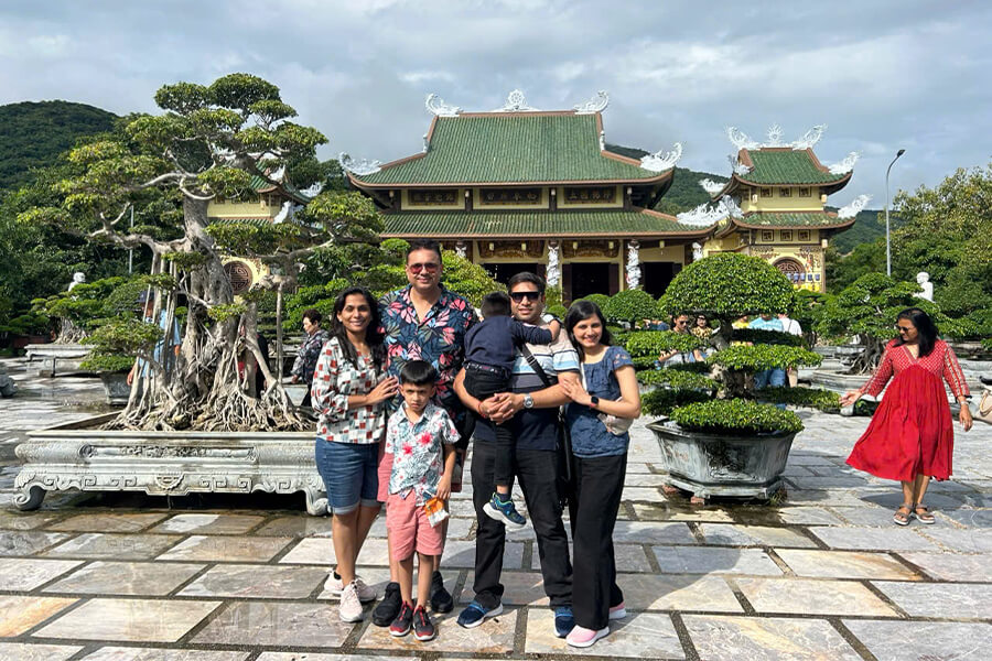 Happy-guests-joining-a-memorable-trip-with-Danang-tour-operators.jpg