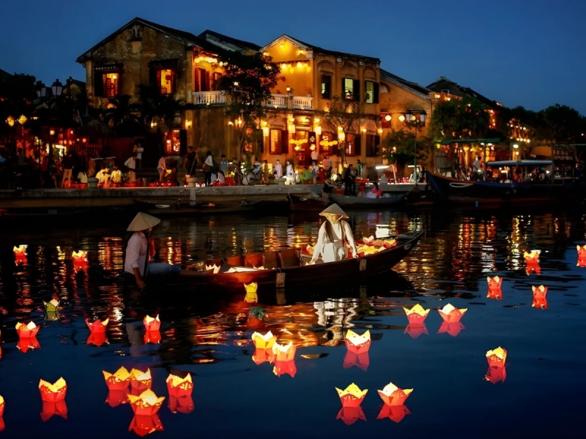 Taking a Hoai River lantern release ride