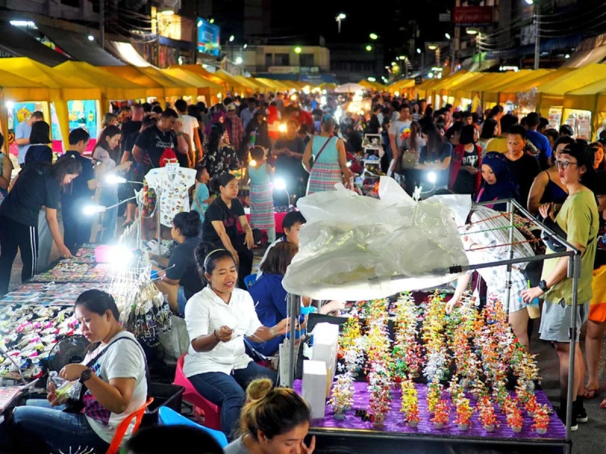 The atmosphere at Hoi An Night Market
