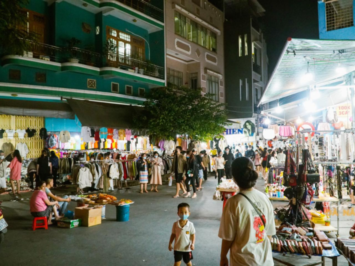 Le Duan night market