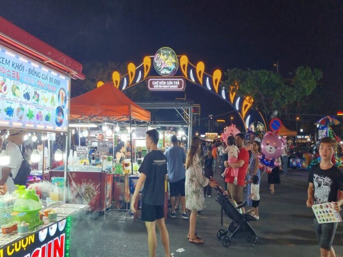 some dessert vendors in Son Tra night market