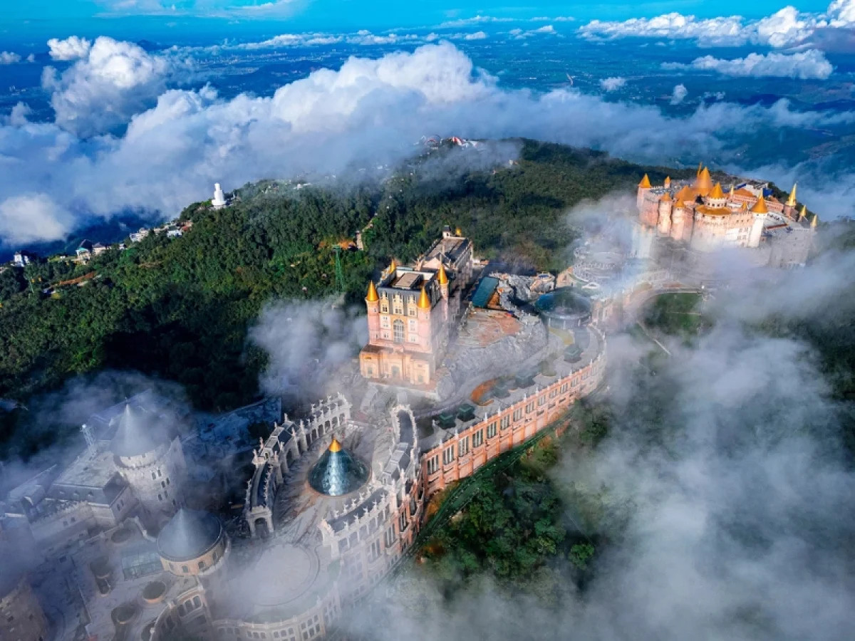 Ba Na Hills weather with foggy mist