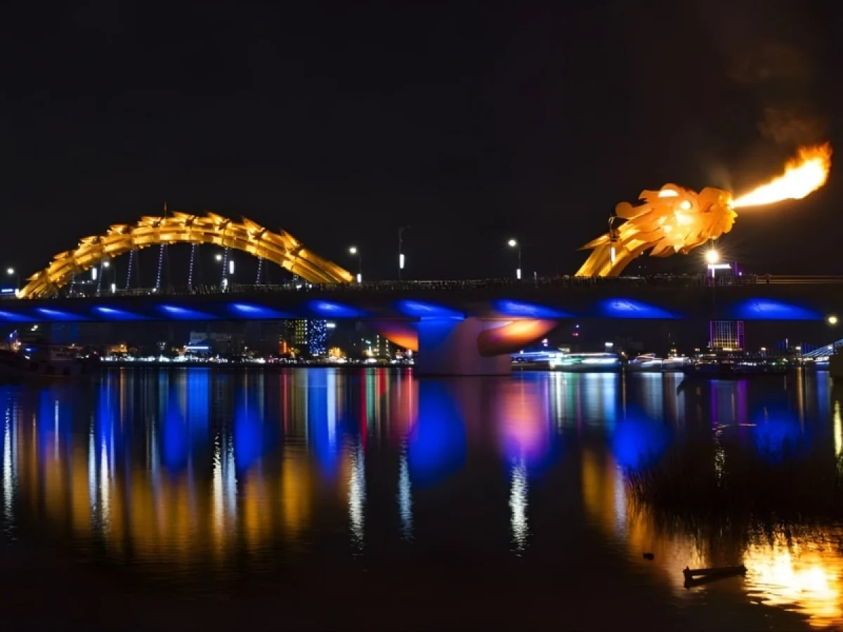 The spectacular Dragon Bridge fire show