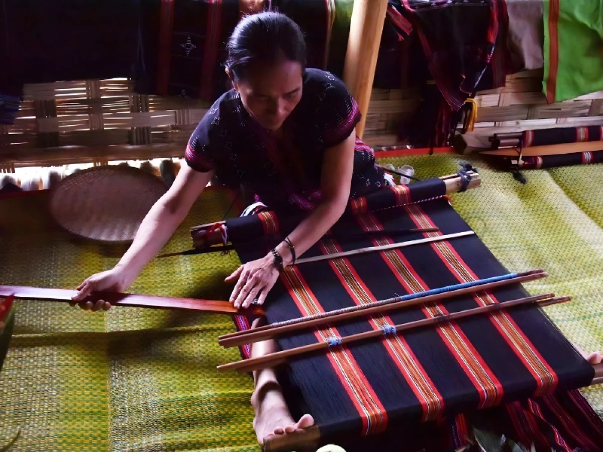 Preserving traditional weaving Co Tu
