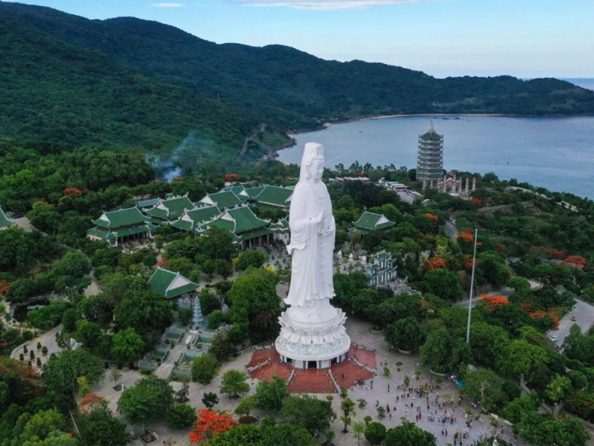 Undergo Linh Ung Pagoda spiritual journey