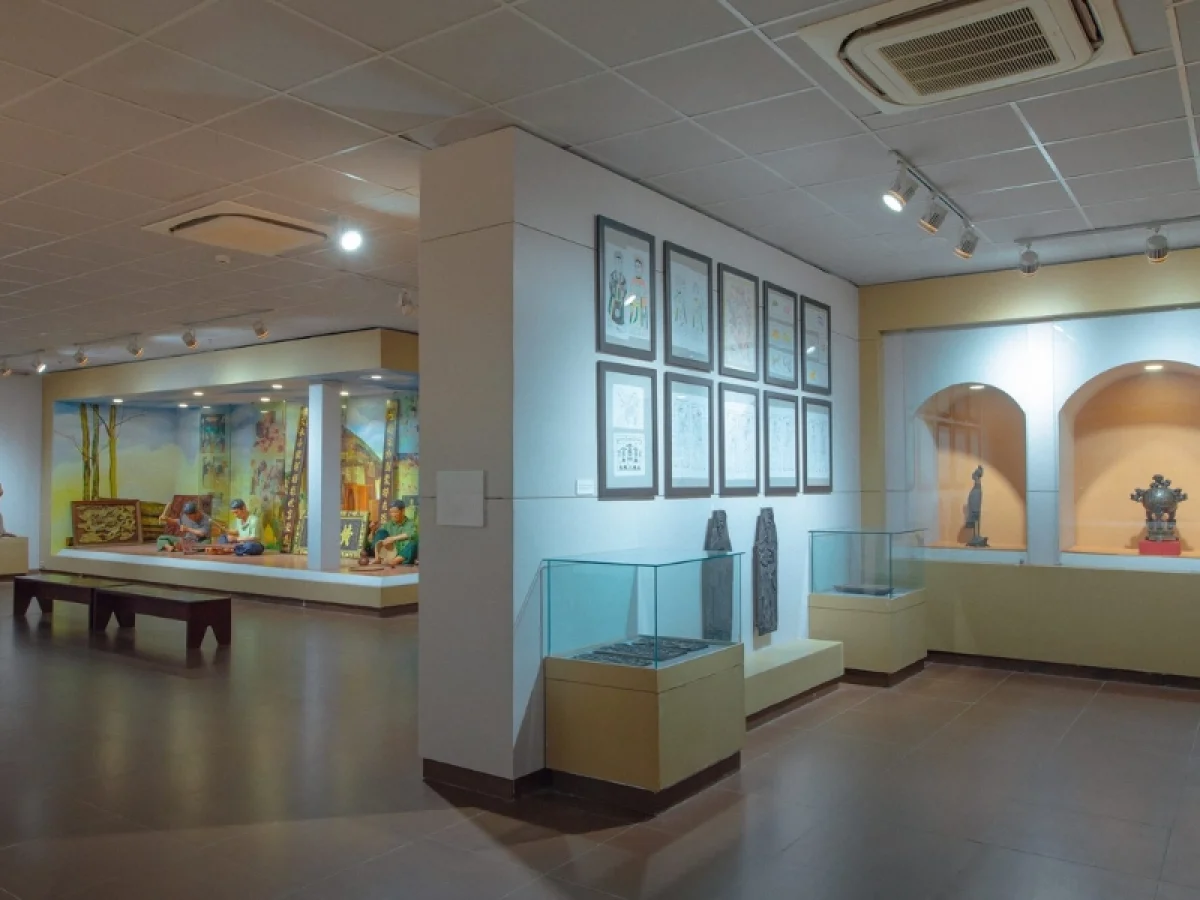 Explore Da Nang Art Scene featuring Da Nang Fine Arts Museum 