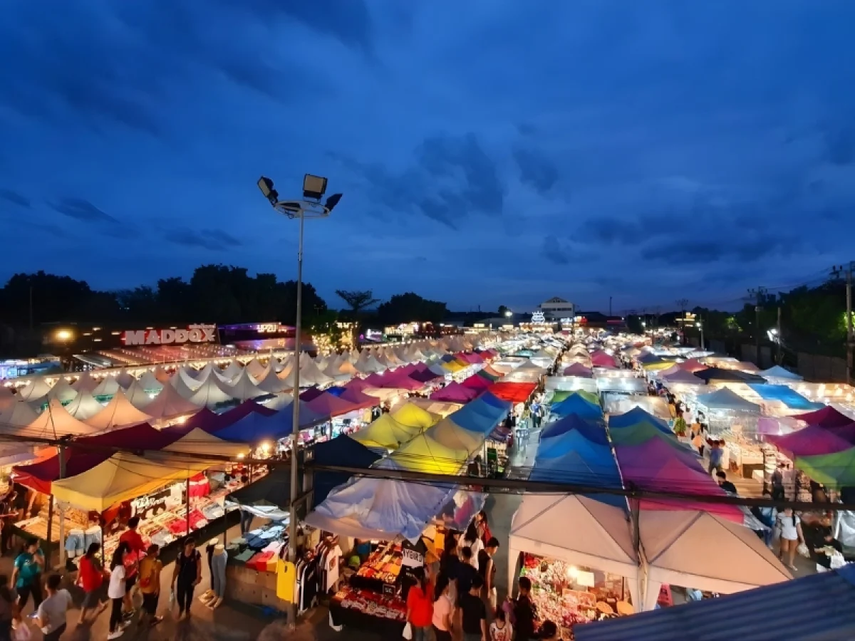 Explore Han River night market 