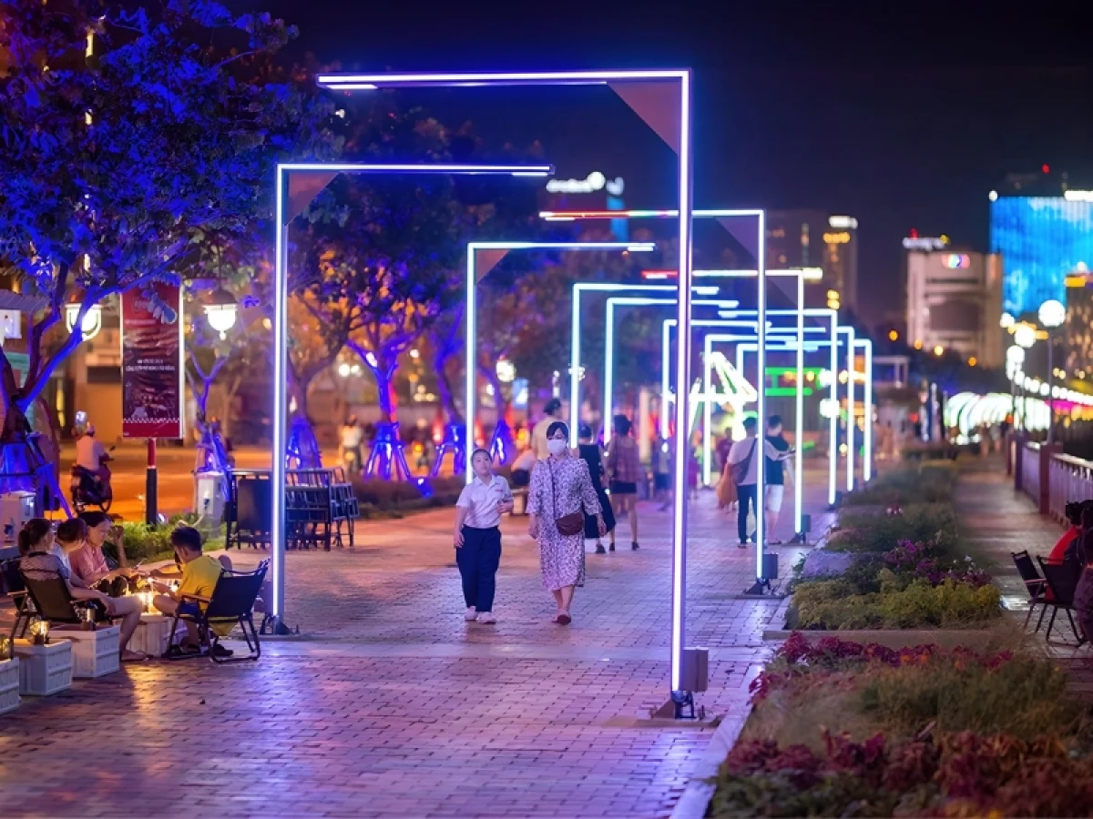 Bach Dang walking street adds new colors to Han River tourism