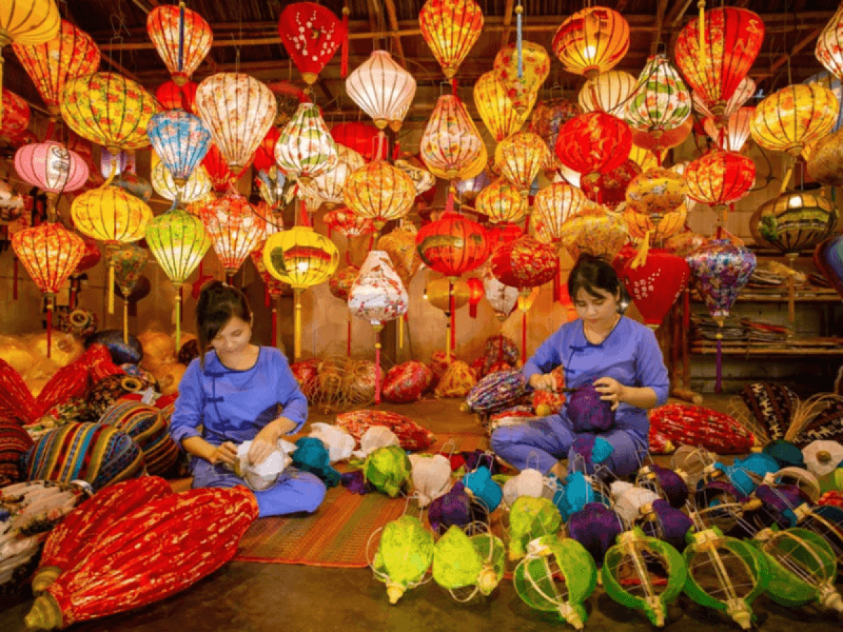 Hoi An lantern making process by local artisans
