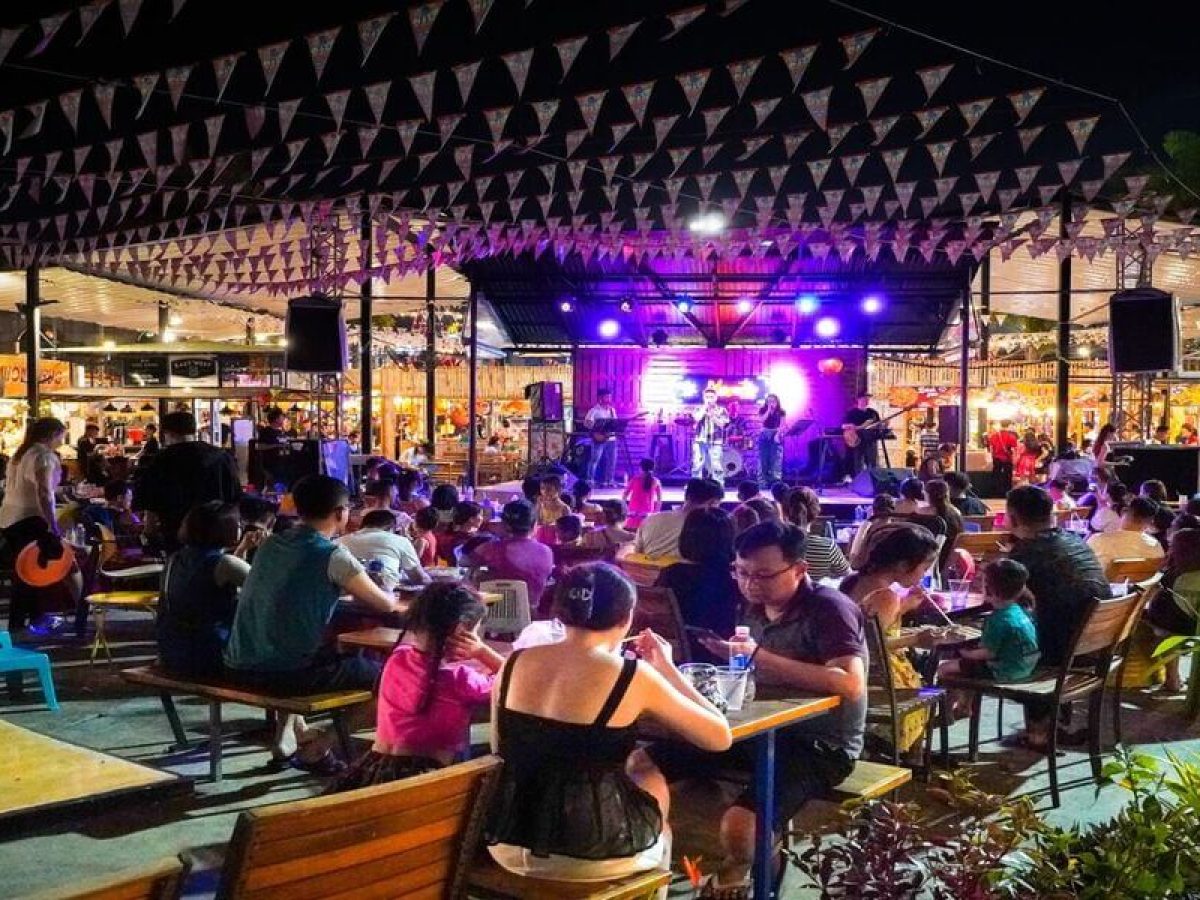 a live show at Danang night market 
