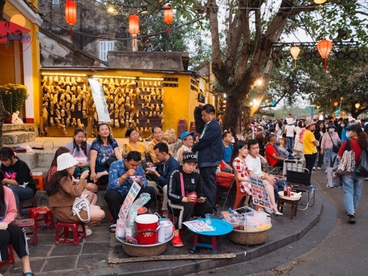 a food stall with full of local customers in Hoi An