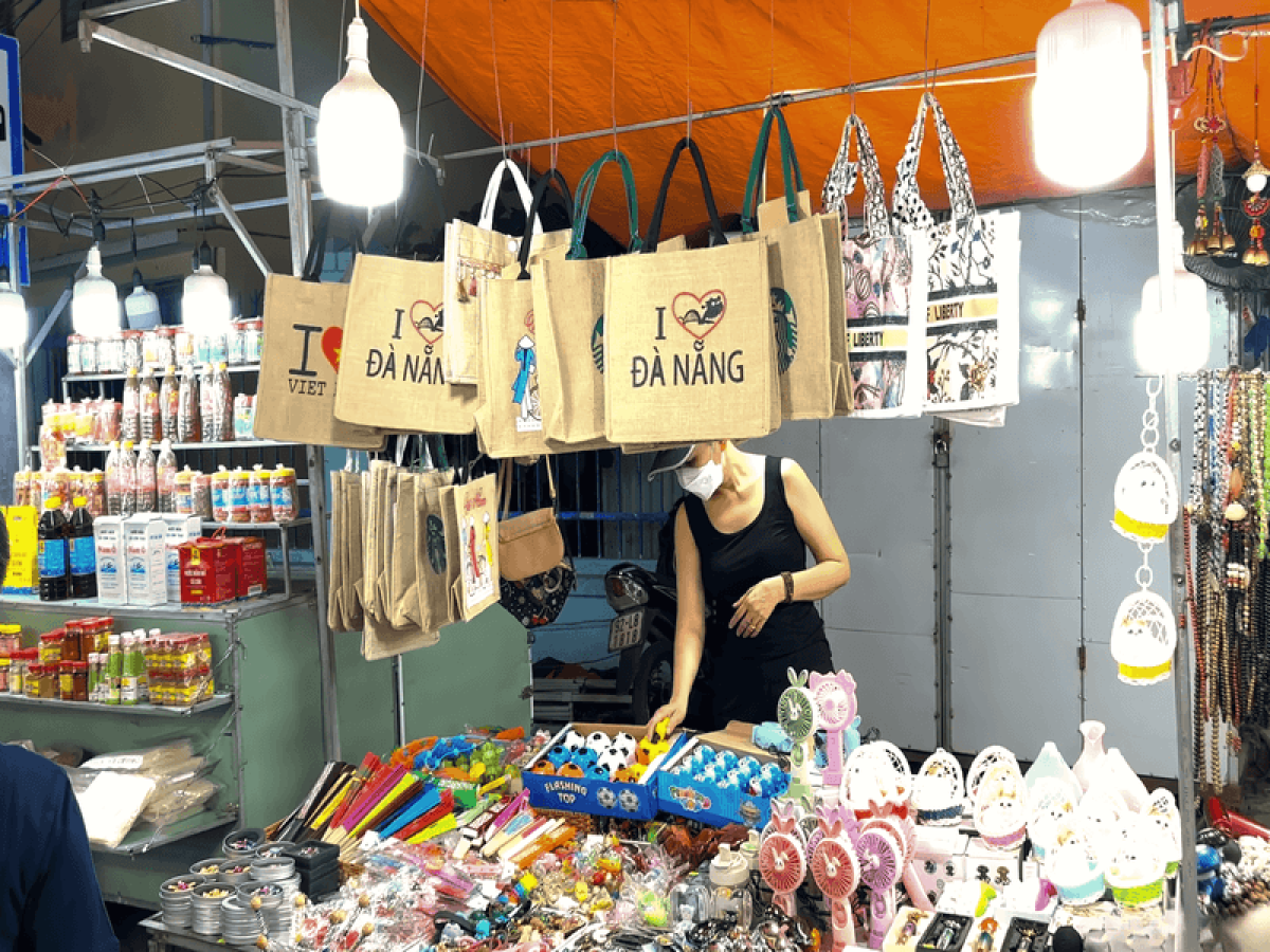 local products and souvenirs in Danang night market