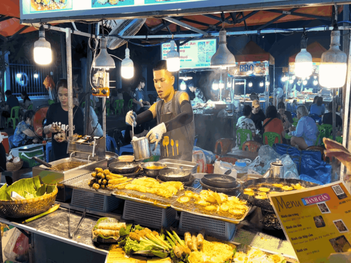 a small food vendor at Son Tra night market